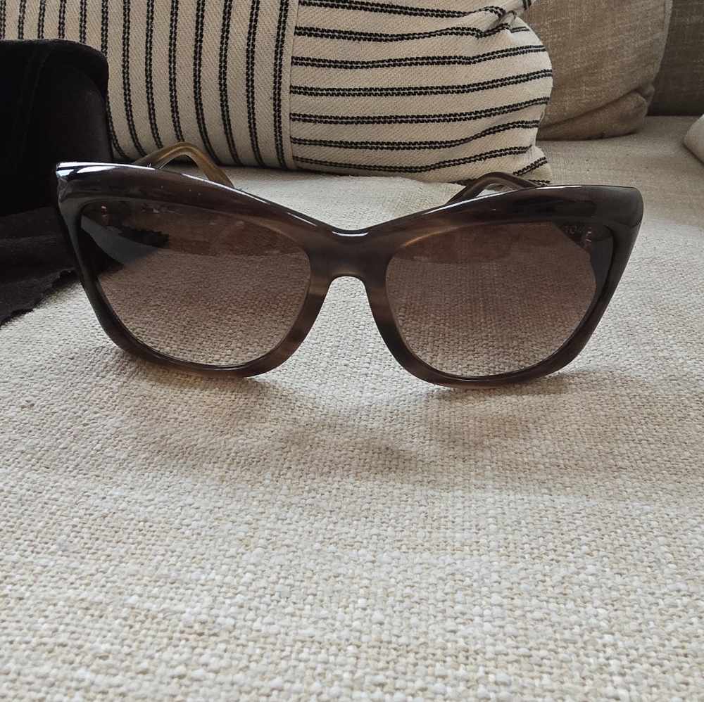 🌟 (SOLD) TOM FORD "LANA" Cat-eye Sunglasses w/ Case - Authentic, Like New - Picture 12 of 12
